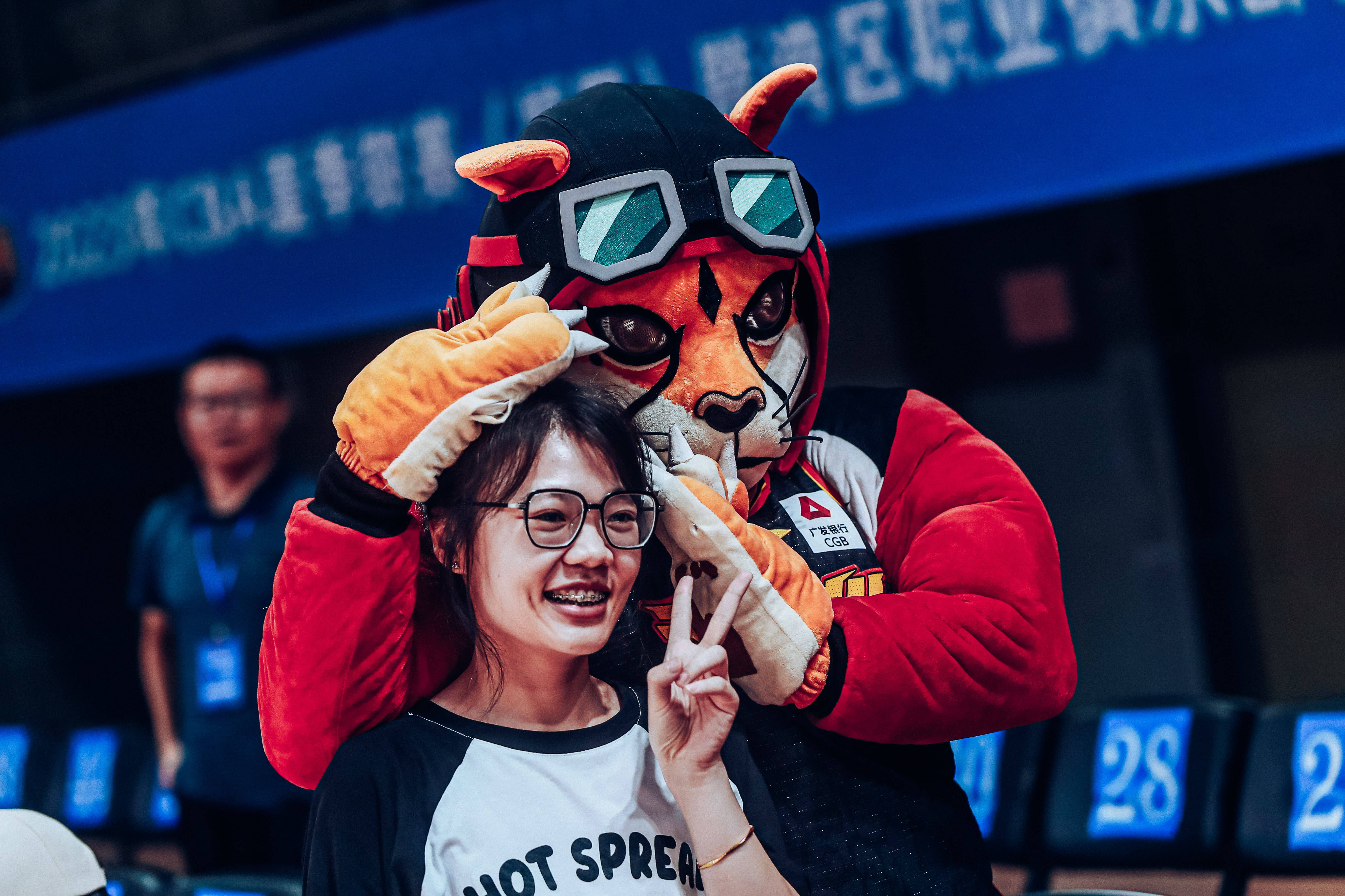 精彩对决引发观众狂热,球迷欢呼雀跃的简单介绍 精彩对决引发观众狂热,球迷欢呼雀跃的简单介绍