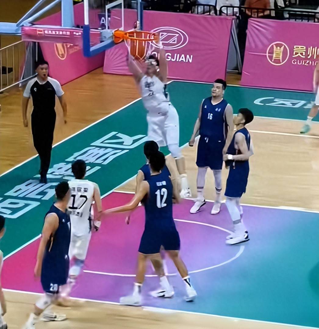 双外援联袂砍下分，带领球队实现逆转胜利