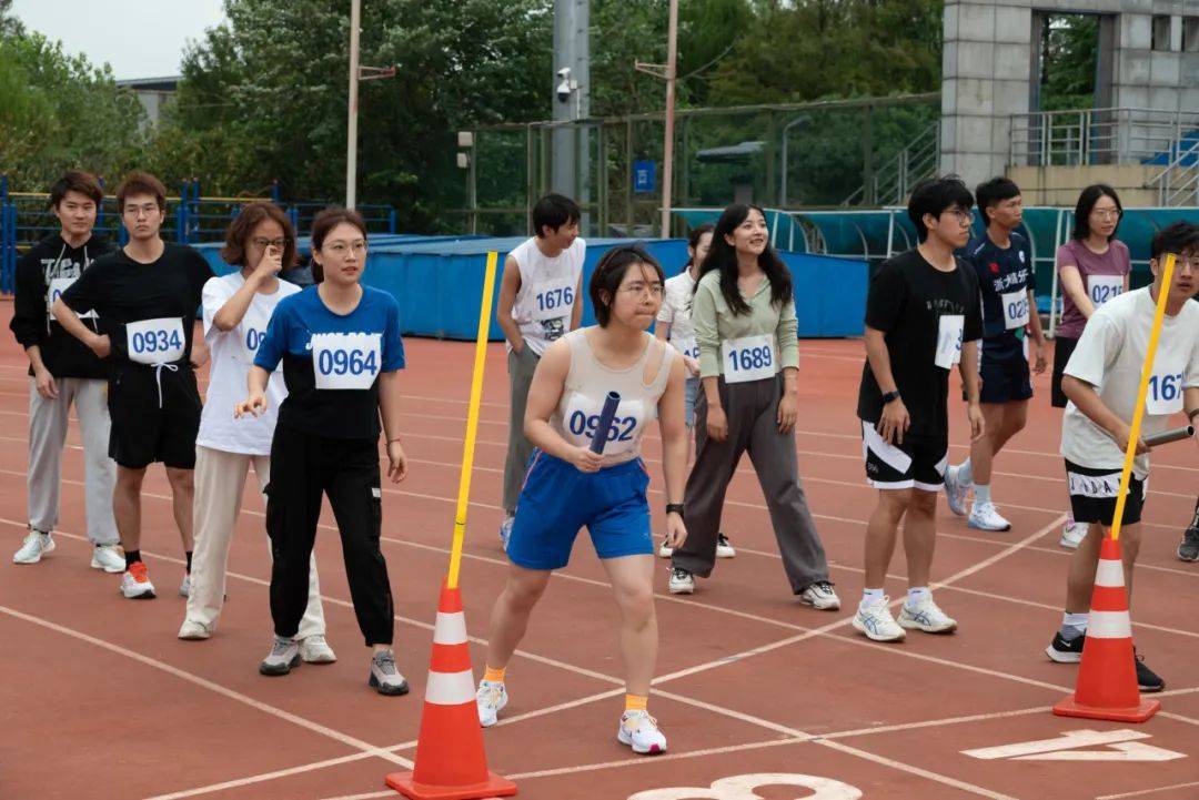 奋力拼搏！运动员全力以赴，在赛场上闪耀