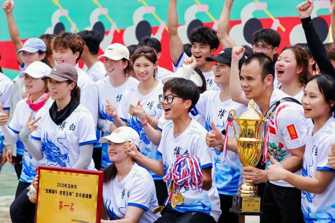 比赛中球队的团结合作带来了胜利的喜悦 比赛中球队的团结合作带来了胜利的喜悦