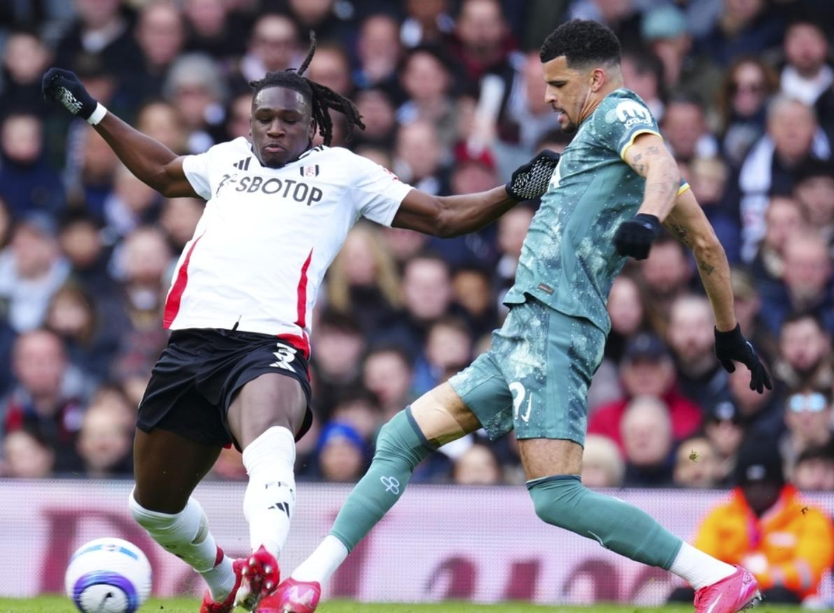 热刺遭遇客场惨败,主帅面临更多质疑 热刺遭遇客场惨败,主帅面临更多质疑