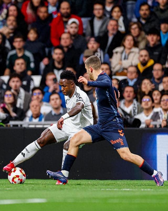 皇马勇夺胜利,球场上不怕风浪 皇马勇夺胜利,球场上不怕风浪