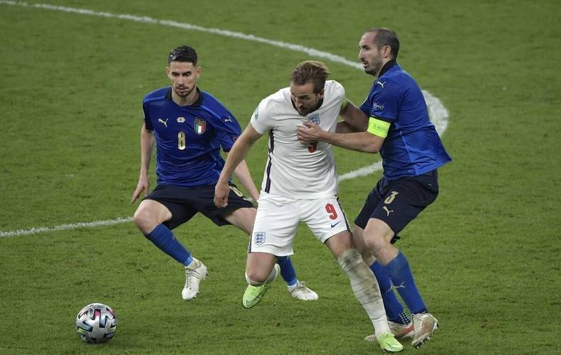 包含北马其顿客场失利，面临出局危机的词条