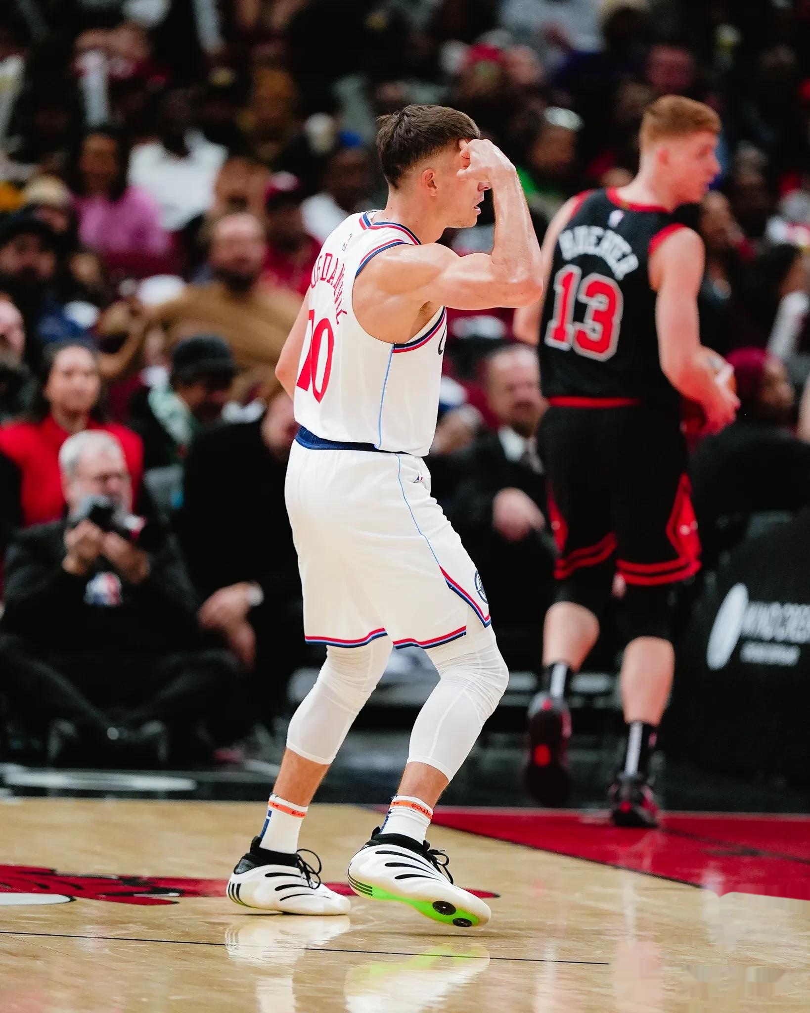 快船一举逆转猛龙,抢得关键胜利 快船一举逆转猛龙,抢得关键胜利