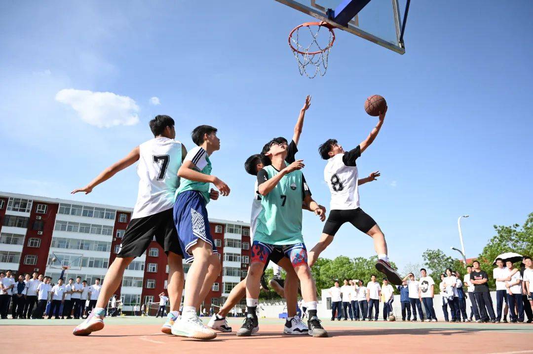 开云体育入口-燃情瞬间：篮球比赛风云变幻，胜负难料