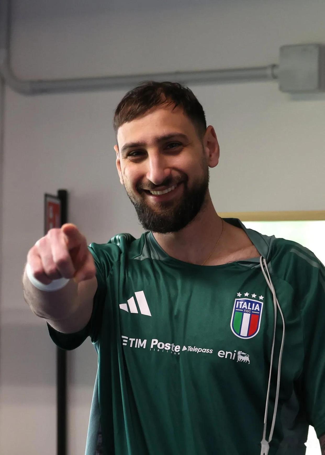 意大利击剑选手运筹帷幄，夺冠喜讯传来