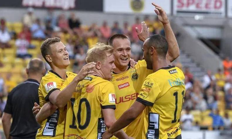 开云体育-扬子队大胜阳春队，积分榜稳固