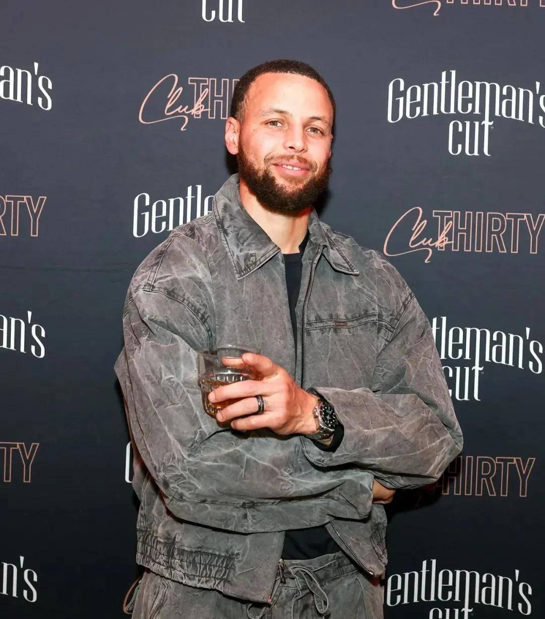 开云体育入口-勇士惨败活塞，库里孤身奋战还是难救主，连败困扰的简单介绍