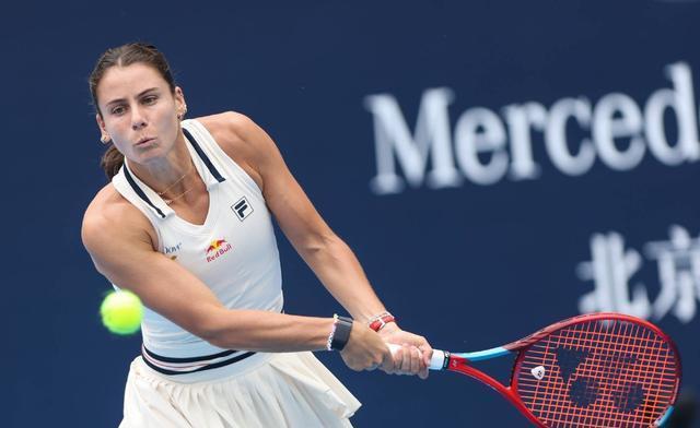 开云体育在线-黑马队伍惊艳表现！女子足球球员展现实力