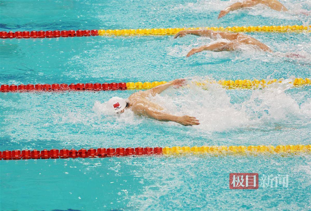 游泳选手破纪录斩获金牌成绩