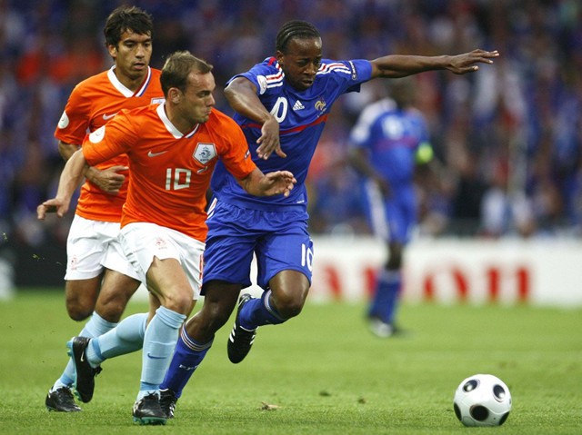 荷兰边锋遭遇停赛,球队备战计划迎重挫 荷兰边锋遭遇停赛,球队备战计划迎重挫