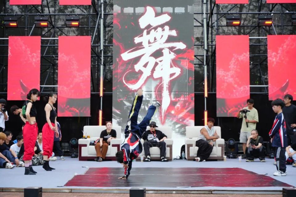 惊险刺激!选手们瞬间引爆全场气氛的简单介绍 惊险刺激!选手们瞬间引爆全场气氛的简单介绍