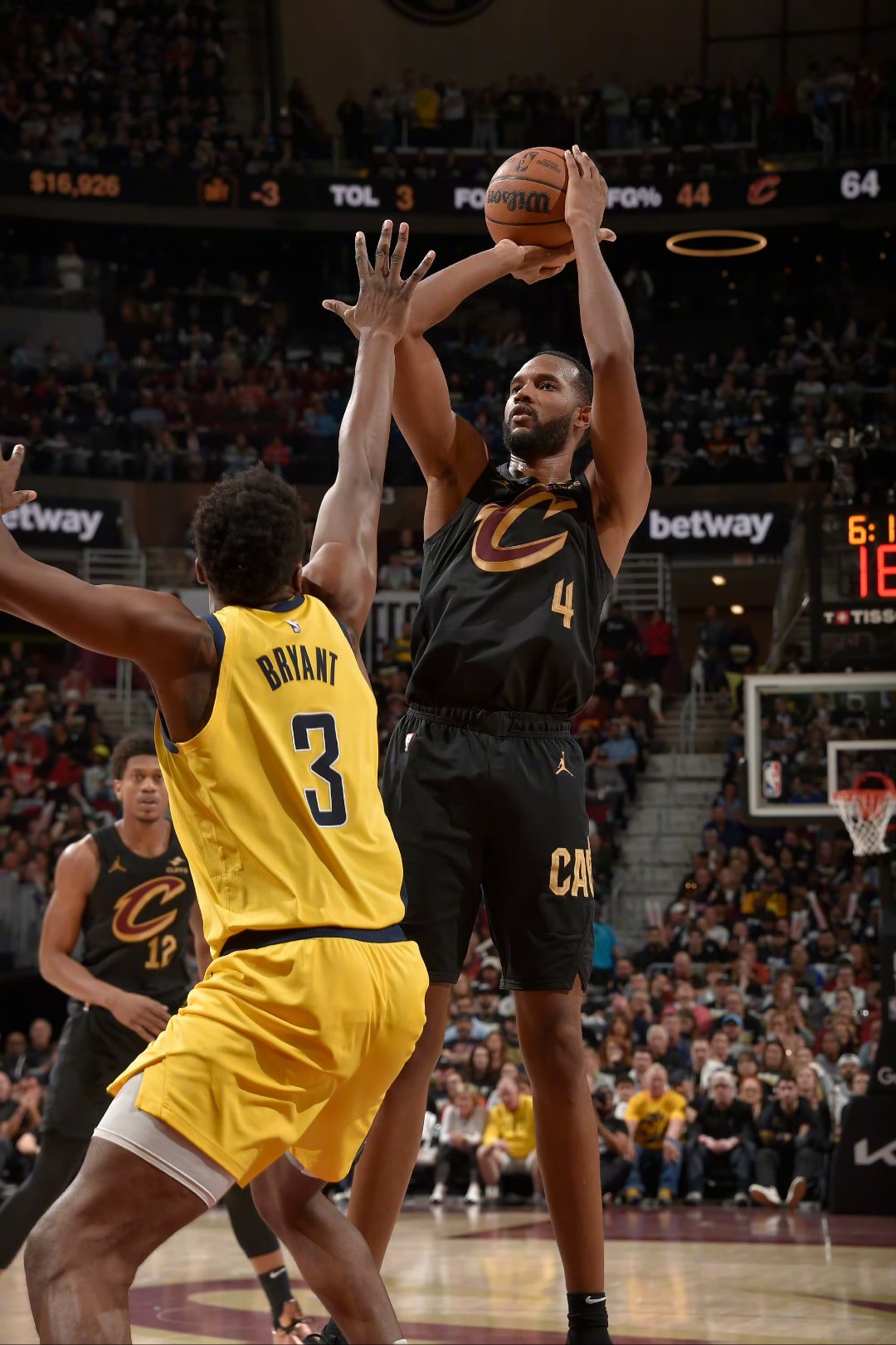 米切尔砍下40分，爵士险胜步行者