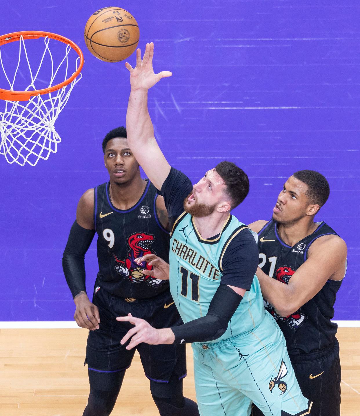 猛龙完胜黄蜂，西亚卡姆贡献全面