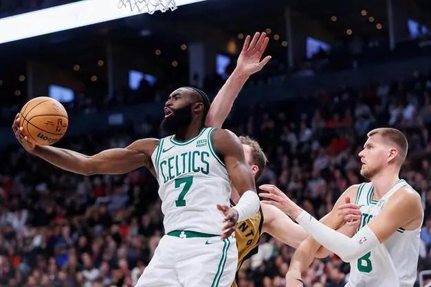 雄鹿主场大胜凯尔特人