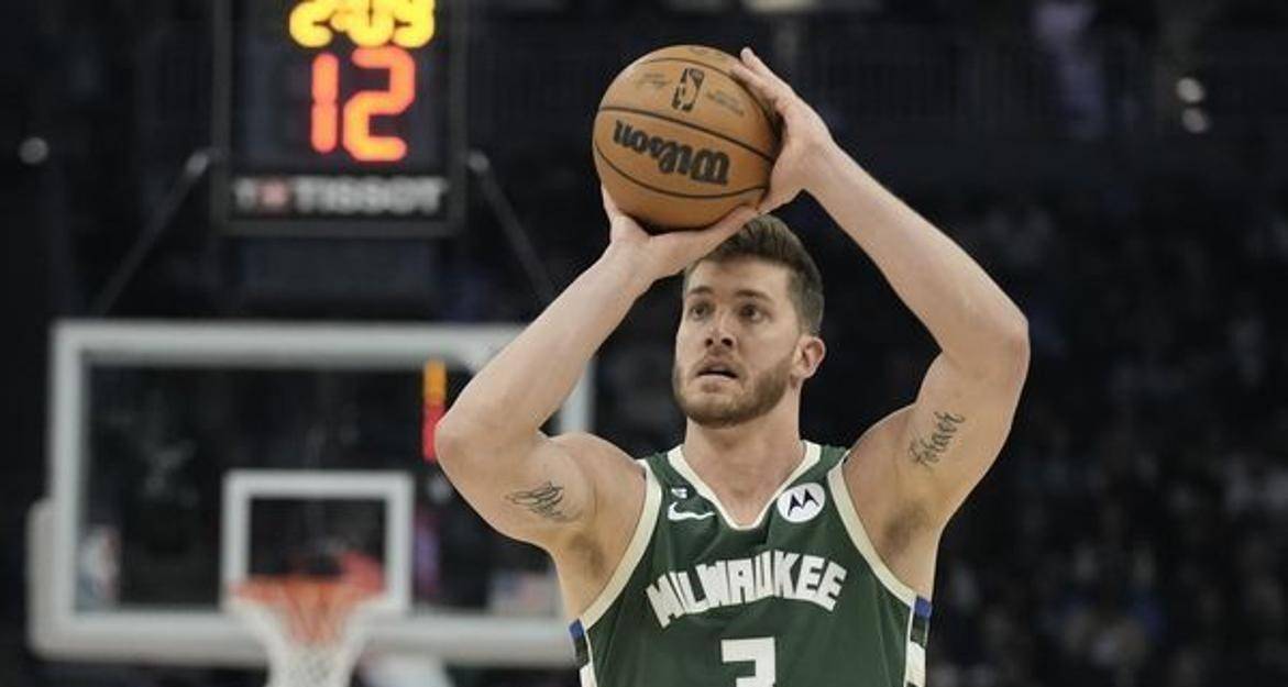 雄鹿绝杀山东队，伦纳德高光表现的简单介绍